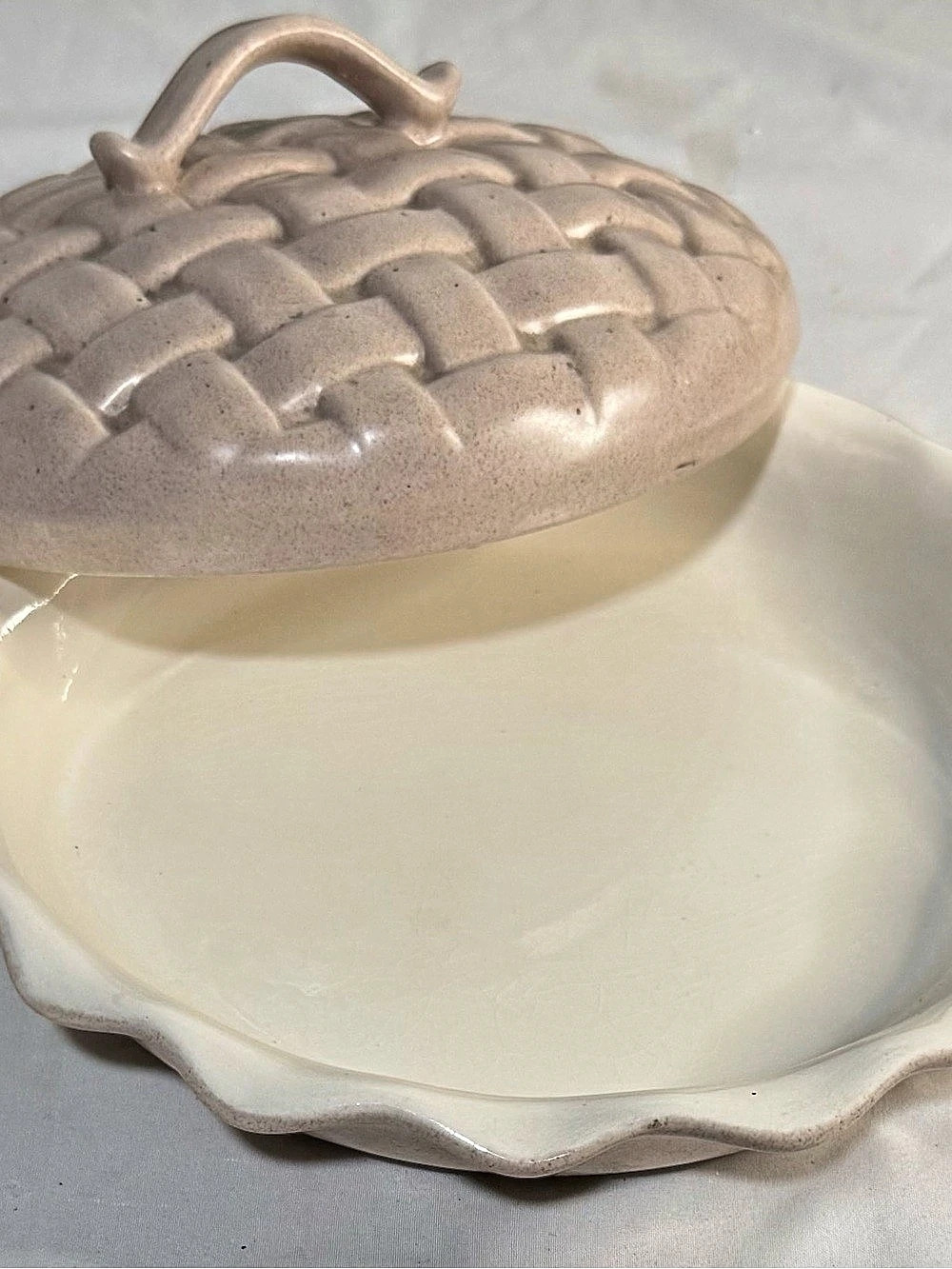 Vintage Bell Ceramics 1976 pie keeper, cream woven lattice top scalloped edge.